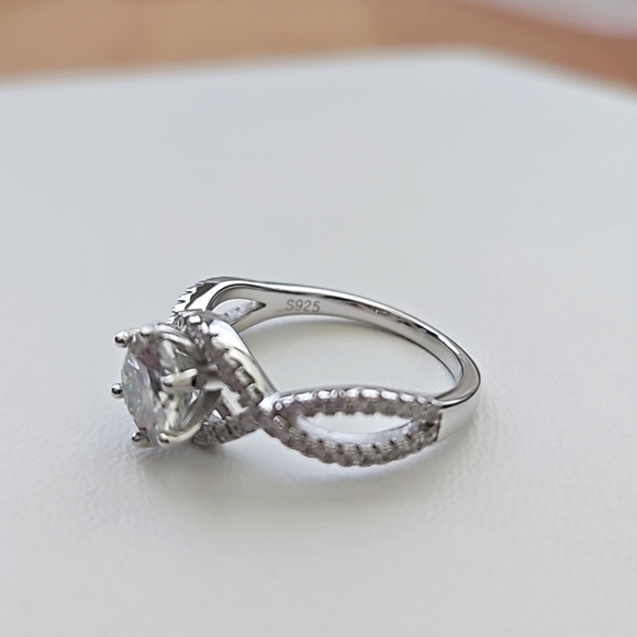 1ct Round Brilliant Moissanite Twisted Ring - Picture 3 of 8